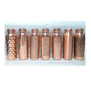 Bouteille d'eau en cuivre de qualité supérieure pour une consommation régulière d'eau, contribuant à améliorer la digestion et la vitalité générale. - Product Image 3