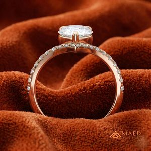 Bague en moissanite à bande fendue en forme de poire pour femme, or rose, bijoux de fiançailles et d'anniversaire, style élégant au quotidien - Product Image 5