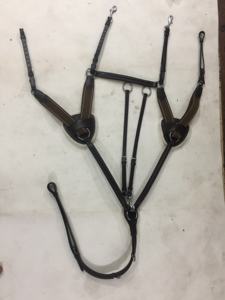 Harnais de poitrine pour cheval en cuir marron à 5 points avec inserts élastiques et coussinets en peau de mouton, réglable pour l'équitation et l'événementiel - Product Image 1