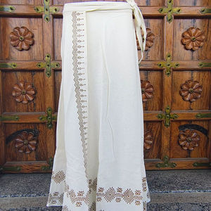 กระโปรงแม็กซี่ผ้าลินิน/คอตตอนผสมสีขาวนุ่มสบาย ทำมือ เป็นมิตรกับสิ่งแวดล้อม สไตล์โบฮีเมียน พร้อมลายปักเรขาคณิตสีน้ำตาล รับผลิตแบบ ODM - Product Image 1