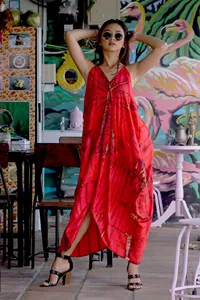 Robe longue en rayonne tie-dye rouge rubis pour femme, sans manches, coupe ample, col en V profond, robe longue pour les vacances - Product Image 4