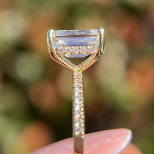 Anillo de Bodas con Diamantes Cultivados en Laboratorio, Corte Esmeralda, 3.20 Quilates en Total, Internamente Impecables, Certificados por IGI, Engaste Invisible en Oro, Clásico - Product Image 6