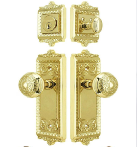 Poignée de porte en laiton fortement embossée avec une plaque décorative assortie en finition dorée, disponible à prix de gros. - Product Image 2