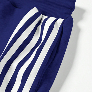 Sweat-shirts à capuche unis pour hommes en molleton de coton épais, personnalisables, fournisseur OEM, ensembles sweat-shirt à capuche et pantalon de jogging avec empiècements latéraux, faible MOQ - Product Image 4