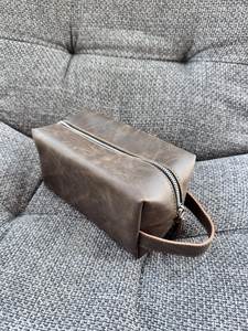 Trousse de Toilette en Cuir Taille Moyenne, Fermeture Éclair Classique, Étui Cosmétique Durable avec Poignée Souple - Product Image 1