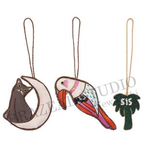 Adornos Navideños Personalizados Bordados en Terciopelo Satinado Ecológico Hechos a Mano por Brazeal Studio con Hilos Dorados - Product Image 2