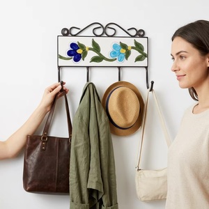 Porte-manteau mural rustique en métal avec motif floral en carreaux de céramique, 4 crochets pour le rangement des vêtements - Product Image 2