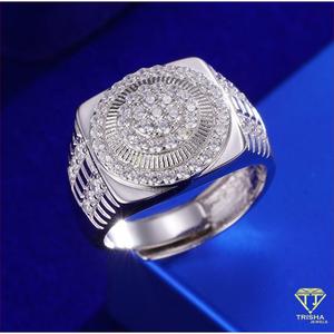 Bague de déclaration de luxe pour homme en argent sterling 925 avec diamant Moissanite, centre rond et face carrée audacieuse, pour la vente en gros de bijoux - Product Image 1