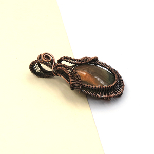 Pendentif ovale en labradorite pour femme, enroulé de fil, plaqué or 18 carats, avec chaîne en cuivre torsadée, vente en gros |   Anniversaire Bohème Fait Main - Product Image 4