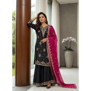 Dale un toque moderno a tu guardarropa con el nuevo conjunto de salwar kameez para mujer, ideal para fiestas. - Product Image 1