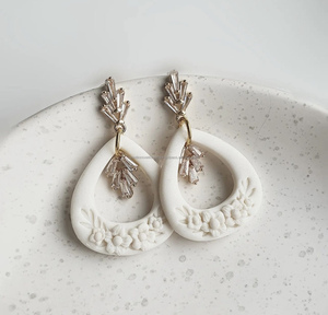 Boucles d'oreilles pendantes en résine orange avec clous dorés bel ensemble de boucles d'oreilles en résine pour femmes boucles d'oreilles en résine modernes - Product Image 2