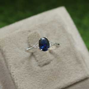 Anillo de Plata de Ley 925 con Zafiro Azul Ovalado y Diseño de Viña Trenzada, Anillo de Promesa Elegante, Joyería con Piedra de Nacimiento, Regalo para Mujer - Product Image 1