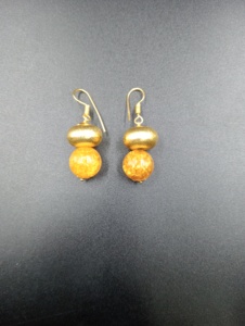 Boucles d'oreilles pendantes plaquées or Amaira Jewels, forme boule, perles d'ambre, imitation perle, bijoux classiques vintage pour femmes, pour les fêtes - Product Image 2
