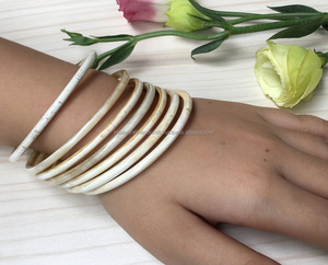 ชุดกำไลเขาวัว7ชิ้นทันสมัยเครื่องประดับขัดเงาสวยงามสำหรับผู้หญิงและผู้หญิงปรับขนาดได้ - Product Image 1