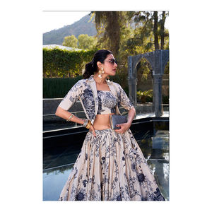 ชุดเลเฮนกาแบบอินเดียดั้งเดิม ดีไซน์สวยงาม สำหรับงานปาร์ตี้ งานแต่งงาน  ตัดเย็บสำเร็จ  ประดับด้วยลายดอกไม้  ชุดยาวกรอมพื้น  พร้อมเสื้อโคติ - Product Image 1