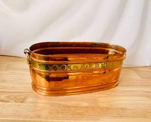 Maceta rectangular de metal con acabado dorado, ideal para decoración de plantas en jardín, balcón, entrada exterior y patio. - Product Image 2