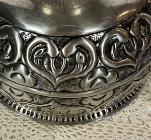 Cuenco de Pedestal de Plata Grabado a Mano con Diseño Floral Vintage, Recipiente Metálico con Base, Centro de Mesa Estilo Antiguo, Recipiente Decorativo - Product Image 5
