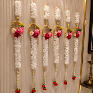 Décoration murale florale artisanale avec guirlande blanche, anneau doré, pompon perlé, roses rouges et roses, pour la maison et le temple. - Product Image 3