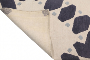 Tapis d'appoint moderne en laine écologique épaisse, motif abstrait ivoire et anthracite, motif filigrané répétitif pour hôtel et villa - Product Image 5