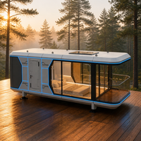 Maison capsule spatiale préfabriquée moderne de luxe, villa mobile futuriste avec verrière panoramique pour éco-resort et glamping