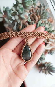 Collar de Macramé Hecho a Mano con Colgante de Labradorita, Piedra Natural Ajustable, Joyería Boho Curativa - Product Image 2