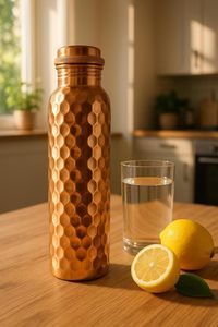 Botella de Agua de Cobre Dorado Hecha a Mano, 1000 ml, Recipiente Ayurvédico sin Costuras, Beneficios para la Salud y Frasco Metálico Antimicrobiano - Product Image 3