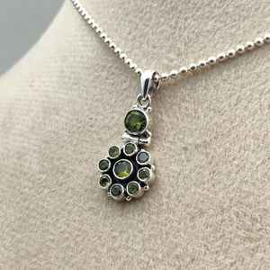 Colgante de Peridoto Natural en Racimo, Plata de Ley 925, Gema Verde, Piedra de Nacimiento de Agosto, Joyería Hecha a Mano, Regalo - Product Image 2