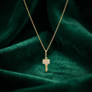 Pendentif minimaliste en forme de clé plaqué or massif avec pierres de moissanite rondes serties à griffes, bijou unisexe pour usage quotidien - Product Image 3