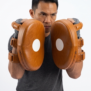 Almohadillas de boxeo Dumela color marrón claro, equipo de entrenamiento duradero para artes marciales, para todas las estaciones. - Product Image 3