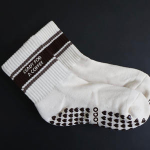 ถุงเท้าพิลาทิสกันลื่นแบบกำหนดเองสำหรับผู้หญิงและเด็กผู้หญิง ถุงเท้าข้อสั้นผ้าฝ้ายปักข้อความแบบกำหนดเองสำหรับสตูดิโอ ขายส่ง - Product Image 4