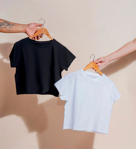 Vente en gros de crop tops pour femmes, t-shirts courts à manches courtes personnalisés pour filles - Product Image 3