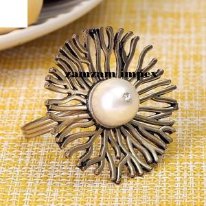 Rond de serviette en forme de fleur en métal fabriqué à la main pour un cadre de table de mariage élégant et un décor de salle à manger de luxe - Product Image 2