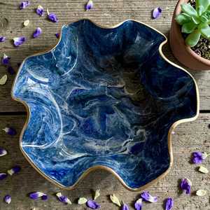 Grande coupelle décorative en résine époxy bleue, design géode, faite à la main, 18 pouces - Product Image 1