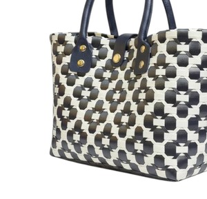 Sac à main moderne en plastique tissé coloré et sac fait main, motif noir et blanc exquis avec poignée en cuir, sac fourre-tout quotidien - Product Image 4