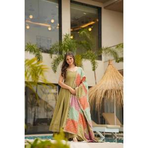 Hermoso Lehenga Choli de Algodón para Fiestas, Incluye Vestido y Dupatta - Product Image 2