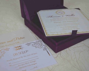 กล่องเชิญงานแต่งงานผ้าซาตินสีม่วงหรูหรา ลายดอกทานตะวัน ปั๊มฟอยล์ทอง พร้อมเหรียญตราประทับ ฝาพับแบบมีช่องใส่ของ สามารถปรับแต่งได้ - Product Image 2