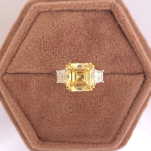 Bague de fiançailles en or blanc 10K massif, sertie d'un diamant CZ jaune canari taille Asscher avec découpe trapézoïdale latérale, double griffe taille Asscher - Product Image 2