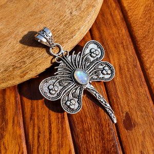 Colgante de piedra lunar arcoíris natural hecho a mano con forma de mariposa, collar artesanal bohemio, amuleto, joyería, regalo para mujer - Product Image 5