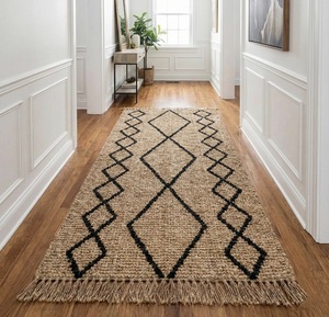 Alfombra de Yute Hecha a Mano con Patrón Geométrico de Diamantes Negros, Alfombra de Fibra Natural Estilo Boho, Alfombra Rústica para Sala de Estar - Product Image 2