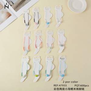 Chaîne de cheville tendance en céramique colorée avec petites perles de riz en forme de conque par TOBILLERA - Product Image 1