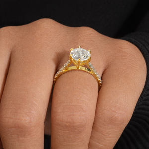 Anillo de Compromiso Personalizado con Diamante Cultivado en Laboratorio IGI, 2.50 CTW, Oro Amarillo Sólido de 14K, Chapado en Rodio, Corte Brillante Redondo Solitario de 4 Puntas - Product Image 3