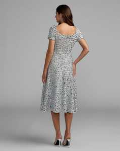 Robe fourreau mi-mollet élégante en satin et sequins, style vintage, avec col rond et manches courtes, gris - Product Image 2