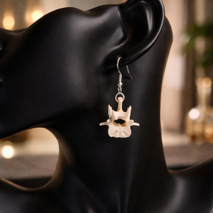 ต่างหูทำจากกระดูกชาวเมารี แกะสลักด้วยมือขัดเงา เป็นมิตรกับสิ่งแวดล้อม รูปทรงหยดน้ำ ด้านล่างประดับเปลือกหอยเป๋าฮื้อ ผลิตโดย Zehra Industries ของขวัญแต่งงาน งานสั่งทำพิเศษ - Product Image 6