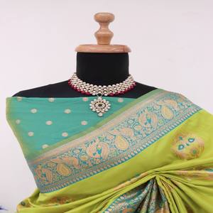 Sari de Seda Suave Teñido a Mano VASTRA COTTAGE Premium con Intrincada Tejido Zari Banarasi y Borde de Pavo Real en Contraste - Product Image 2