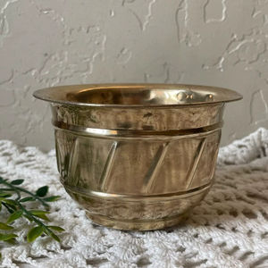 กระถางโลหะคลาสสิกสำหรับตกแต่งบ้านสไตล์ดั้งเดิม เพิ่มเสน่ห์เหนือกาลเวลาและเป็นโซลูชันสำหรับจัดแสดงต้นไม้ที่ใช้งานได้จริง - Product Image 1