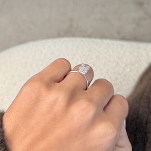 Anillo de Compromiso con Diamante Cultivado en Laboratorio, Corte Esmeralda de 3 Quilates, Oro Blanco de 14k, Halo Oculto, Certificado IGI - Product Image 2