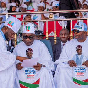 Ensemble complet de t-shirts, écharpes, casquettes, drapeaux et sacs fourre-tout personnalisés à bas prix pour la campagne électorale APC au Nigeria, idéal pour les événements promotionnels électoraux - Product Image 2