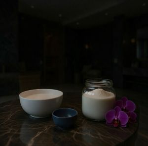 Sel de bain et thérapie spa revitalisante en pierre naturelle écologique avec des huiles florales pour une expérience de bain apaisante et la revitalisation de la peau - Product Image 4