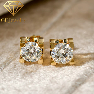 Boucles d'oreilles clous en or jaune 18 carats avec diamant de laboratoire rond à quatre griffes, bijoux fins classiques de luxe - Product Image 3