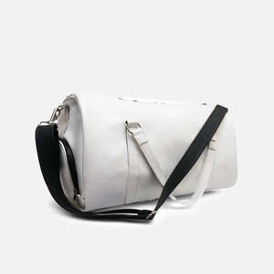 Elegante Bolsa de Viaje de Cuero Premium Blanca con Amplio Compartimento Principal y Bolsillo Lateral para Zapatos - Product Image 4